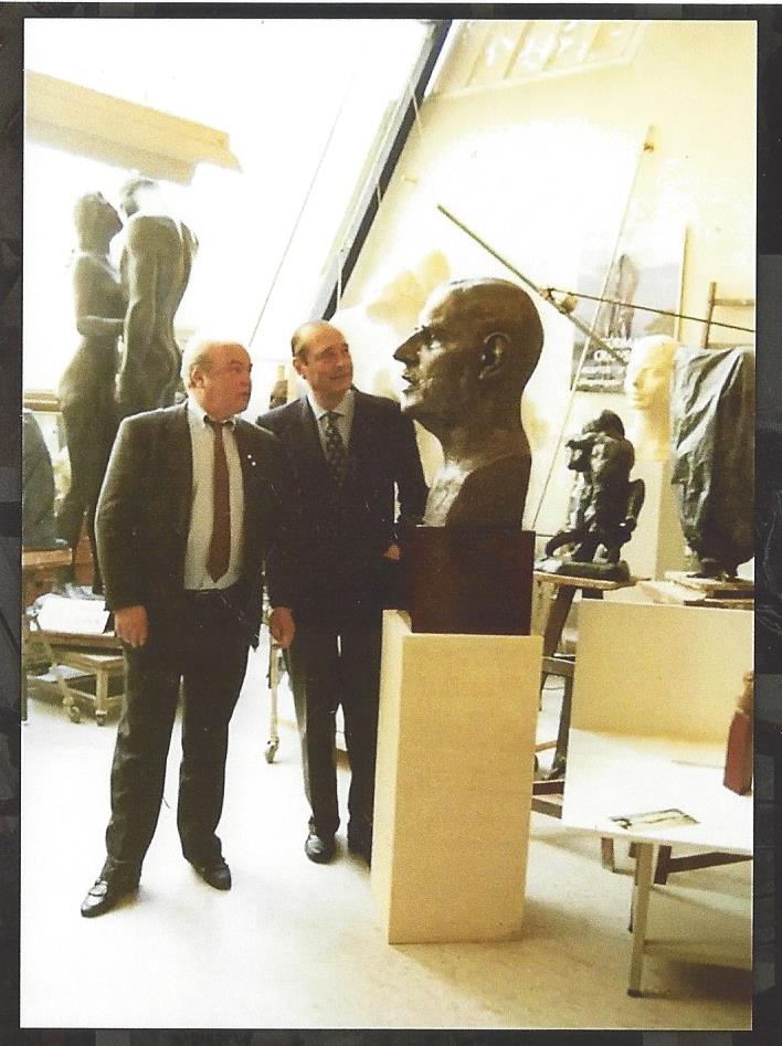 Gudmar Olovson et Jacques Chirac devant le buste de Charles de Gaulle