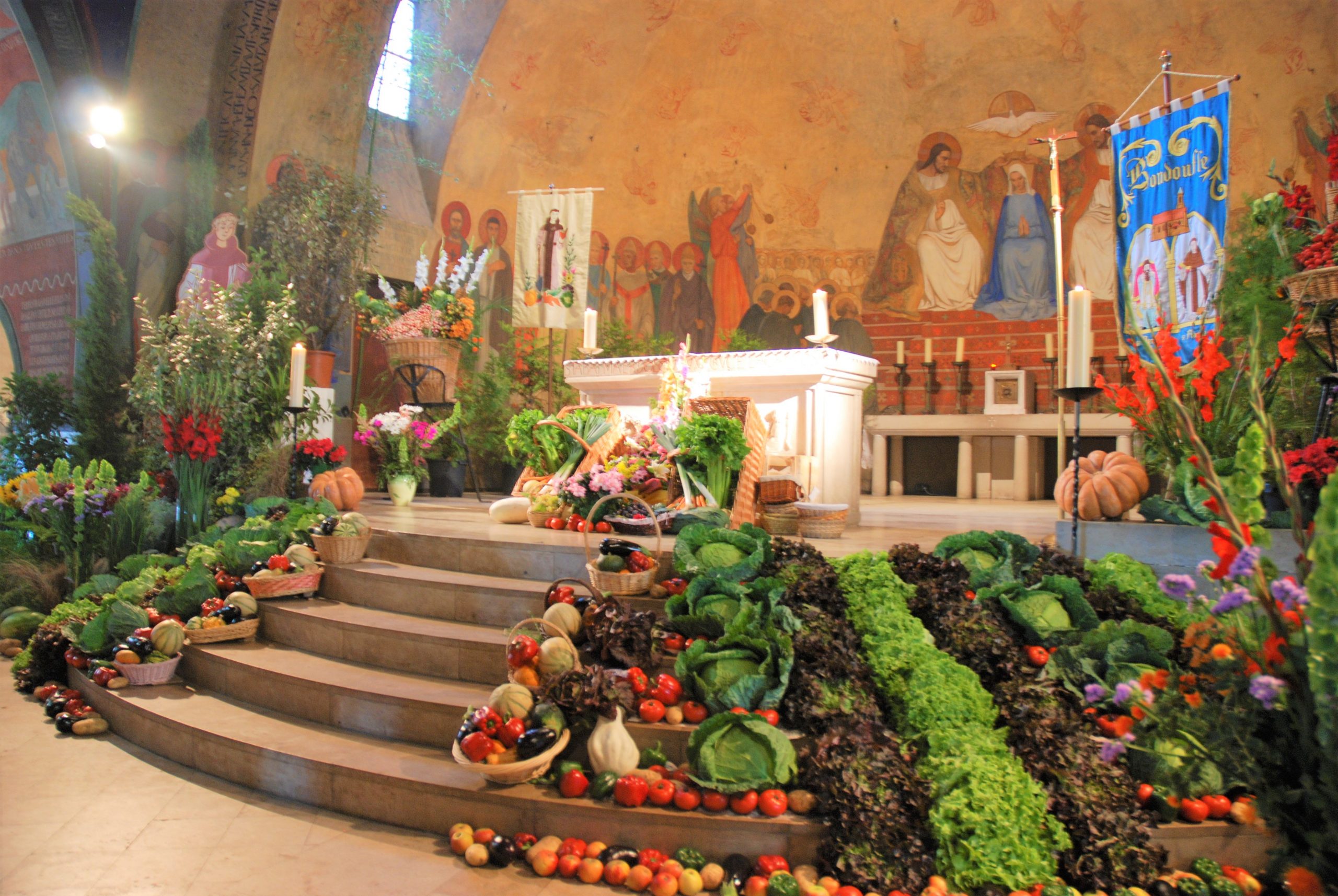 Eglise Notre-Dame du Calvaire décorée des plus beaux fruits et légumes par les Amis du Vieux Châtillon